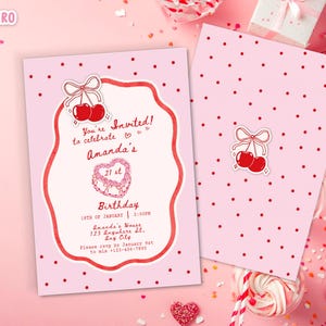 Puede incluir: Invitación de cumpleaños rosa con lunares rojos y una pegatina de cereza. La invitación dice "You're Invited! to celebrate Amanda's 21st Birthday". Incluye fecha, hora e información de RSVP.