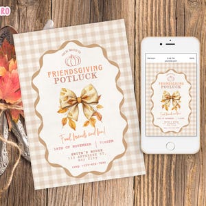 以下が含まれることがあります： 木製の表面に表示された、カボチャとリボンのデザインのFriendsgiving Potluckの招待状。「Food, friends, and fun!」というテキストとイベントの詳細が含まれています。スマートフォンにも同じ招待状が表示されています。