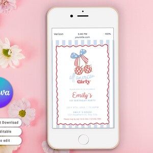 K&ouml;nnte beinhalten: Ein Smartphone zeigt eine digitale Einladung zu einer 1. Geburtstagsfeier. Die Einladung hat ein rot-wei&szlig;-blaues Kirschdesign mit dem Text "all american Girly". Das Telefon befindet sich auf einem rosa Hintergrund mit Blumen.