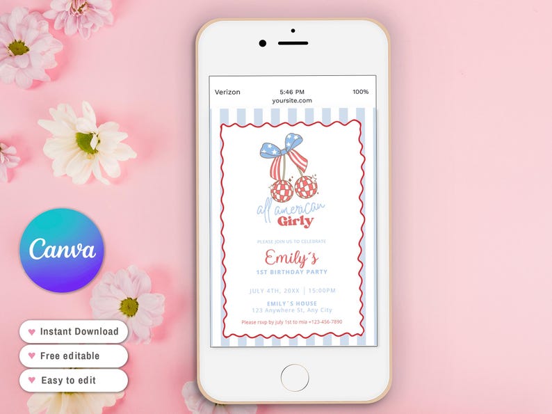 K&ouml;nnte beinhalten: Ein Smartphone zeigt eine digitale Einladung zu einer 1. Geburtstagsfeier. Die Einladung hat ein rot-wei&szlig;-blaues Kirschdesign mit dem Text "all american Girly". Das Telefon befindet sich auf einem rosa Hintergrund mit Blumen.