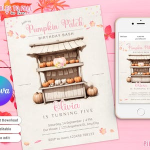 Puede incluir: Una invitación imprimible para una fiesta de cumpleaños con temática de otoño. La invitación presenta una ilustración de dibujos animados de un puesto de calabazas con calabazas y un letrero que dice "Pumpkin Patch Birthday Bash". El texto "Olivia cumple cinco años" está escrito en rosa en la invitación.