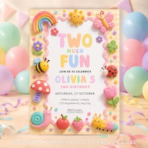 Op de afbeelding: Een kleurrijke verjaardagsuitnodiging met de tekst "TWO MUCH FUN" en "OLIVIA'S 2ND BIRTHDAY". De uitnodiging is versierd met 3D-illustraties van een regenboog, zon, vlinder, bij, paddenstoel, lieveheersbeestje, slak, appel, aardbei, tulp en rups.