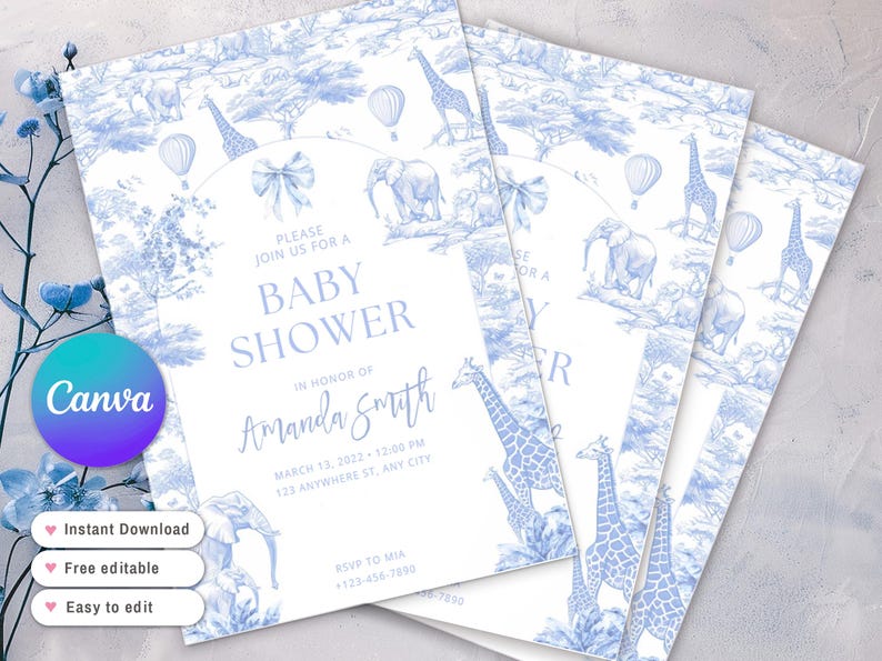 Puede incluir: Invitaciones para baby shower con un dise&ntilde;o de animales de safari en azul y blanco. Las invitaciones presentan jirafas, elefantes y globos aerost&aacute;ticos. El texto de la invitaci&oacute;n dice "Baby Shower" e incluye el nombre, la fecha, la hora y el lugar del homenajeado.