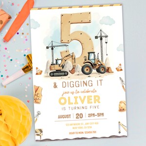 Pu&ograve; includere: Invito di compleanno a tema costruzione. Il design presenta un grande numero 5, veicoli da cantiere e il testo "& Digging It". L'invito &egrave; per il quinto compleanno di Oliver, con data e ora. Misure in cm.