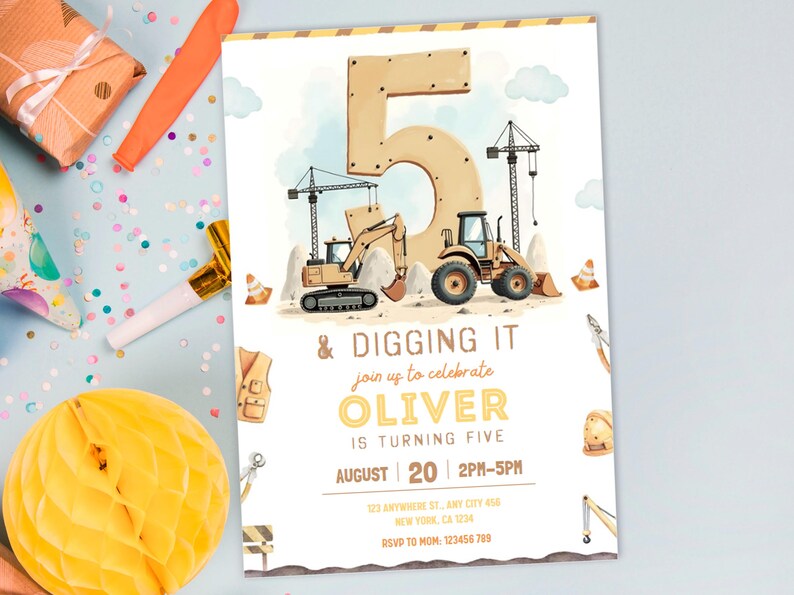 Pu&ograve; includere: Invito di compleanno a tema costruzione. Il design presenta un grande numero 5, veicoli da cantiere e il testo "& Digging It". L'invito &egrave; per il quinto compleanno di Oliver, con data e ora. Misure in cm.