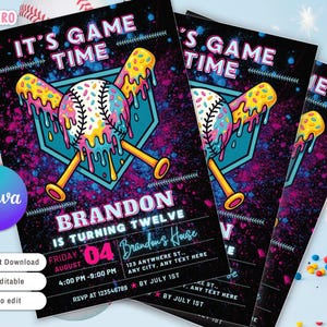 Pode incluir: Convite com tema de beisebol com o texto "IT'S GAME TIME" e "BRANDON IS TURNING TWELVE". O design apresenta uma bola de beisebol e bast&otilde;es cruzados com cobertura colorida pingando em um fundo preto. Inclui detalhes do evento.