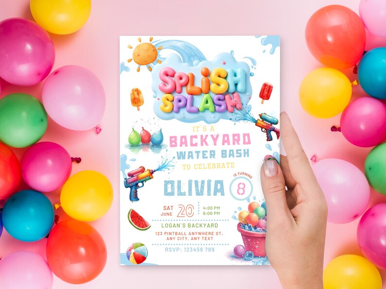 Puede incluir: Una invitaci&oacute;n de fiesta con el texto "Splish Splash" y "Backyard Water Bash" para celebrar el 8&ordm; cumplea&ntilde;os de Olivia. La invitaci&oacute;n presenta pistolas de agua, helados y una rodaja de sand&iacute;a, con globos coloridos en el fondo.