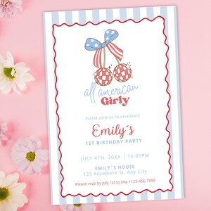 K&ouml;nnte beinhalten: Eine Party-Einladung mit einem rot-wei&szlig;-blauen Thema. Die Einladung zeigt ein Kirschdesign mit einer Schleife und dem Text "all american Girly". Die Einladung ist f&uuml;r Emilys 1. Geburtstagsparty, mit Datum, Uhrzeit und Ort.