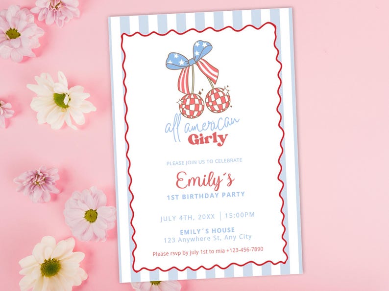 K&ouml;nnte beinhalten: Eine Party-Einladung mit einem rot-wei&szlig;-blauen Thema. Die Einladung zeigt ein Kirschdesign mit einer Schleife und dem Text "all american Girly". Die Einladung ist f&uuml;r Emilys 1. Geburtstagsparty, mit Datum, Uhrzeit und Ort.