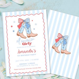 Puede incluir: Dos tarjetas de invitaci&oacute;n con tem&aacute;tica patri&oacute;tica. La tarjeta frontal presenta una caricatura de botas de vaquero con un lazo rojo, blanco y azul. El texto dice "all american Girly" y "Amanda's 1st Birthday Party". La tarjeta trasera tiene un dise&ntilde;o a juego.