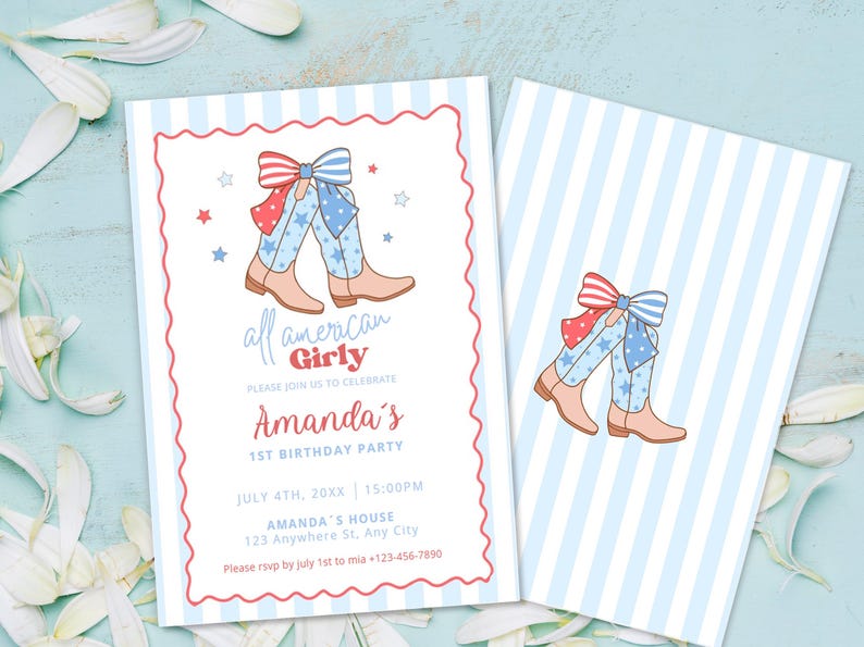 Puede incluir: Dos tarjetas de invitaci&oacute;n con tem&aacute;tica patri&oacute;tica. La tarjeta frontal presenta una caricatura de botas de vaquero con un lazo rojo, blanco y azul. El texto dice "all american Girly" y "Amanda's 1st Birthday Party". La tarjeta trasera tiene un dise&ntilde;o a juego.