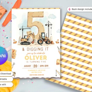 Pu&ograve; includere: Un invito per una festa di compleanno a tema costruzioni. L'invito presenta un grande numero 5, veicoli da cantiere e la scritta "& Digging It". Il retro &egrave; un motivo a strisce diagonali gialle e marroni.