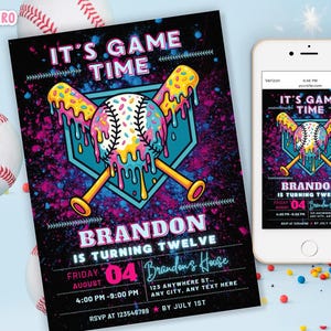 Pode incluir: Convite para festa de anivers&aacute;rio com tema de beisebol com o texto "IT'S GAME TIME" e "BRANDON IS TURNING TWELVE". O design apresenta uma bola de beisebol com cobertura pingando e bast&otilde;es cruzados, em um fundo colorido salpicado. Um smartphone exibe o mesmo convite.