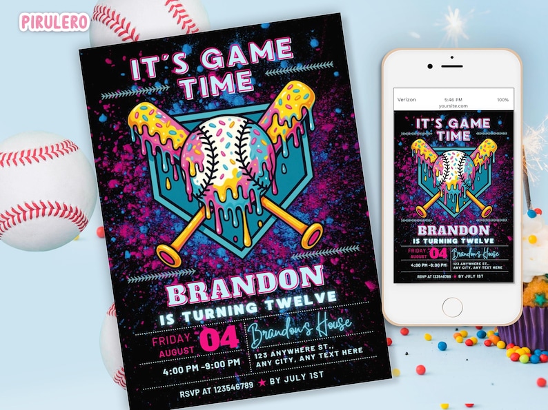 Pode incluir: Convite para festa de anivers&aacute;rio com tema de beisebol com o texto "IT'S GAME TIME" e "BRANDON IS TURNING TWELVE". O design apresenta uma bola de beisebol com cobertura pingando e bast&otilde;es cruzados, em um fundo colorido salpicado. Um smartphone exibe o mesmo convite.