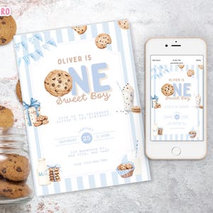 Puede incluir: Una invitación de cumpleaños con temática de galletas. La invitación dice "Oliver is One Sweet Boy" e incluye una ilustración de acuarela de una galleta. Un teléfono inteligente muestra la misma invitación. Galletas con chispas de chocolate y un tarro de galletas también están en la imagen.