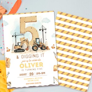 Pu&ograve; includere: Invito di compleanno con veicoli da cantiere, un grande numero 5 e la scritta "& Digging It". L'invito &egrave; per il quinto compleanno di Oliver, con data e ora visualizzate. Il retro ha un motivo a strisce gialle e marroni.