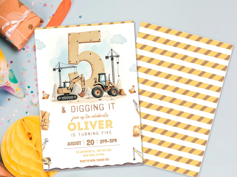 Pu&ograve; includere: Invito di compleanno con veicoli da cantiere, un grande numero 5 e la scritta "& Digging It". L'invito &egrave; per il quinto compleanno di Oliver, con data e ora visualizzate. Il retro ha un motivo a strisce gialle e marroni.