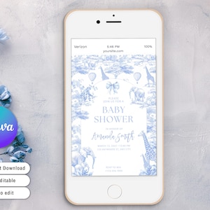 Puede incluir: Invitaci&oacute;n a un baby shower en la pantalla de un smartphone. La invitaci&oacute;n presenta un dise&ntilde;o toile de Jouy azul y blanco con jirafas, elefantes y globos aerost&aacute;ticos. El texto dice "Baby Shower" e incluye detalles para la fiesta de Amanda Smith.