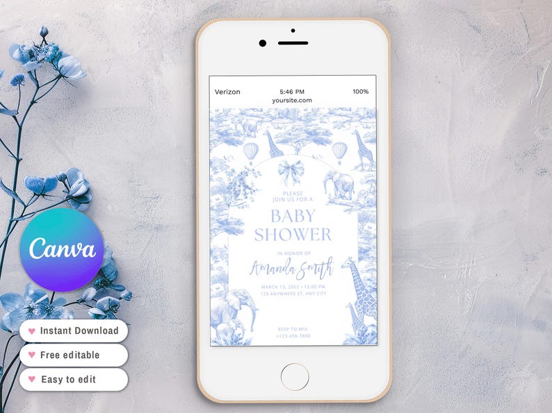 Puede incluir: Invitaci&oacute;n a un baby shower en la pantalla de un smartphone. La invitaci&oacute;n presenta un dise&ntilde;o toile de Jouy azul y blanco con jirafas, elefantes y globos aerost&aacute;ticos. El texto dice "Baby Shower" e incluye detalles para la fiesta de Amanda Smith.