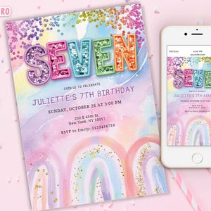 以下が含まれることがあります： キラキラ光る文字で「SEVEN」と書かれた、カラフルな誕生日招待状。招待状には、虹とキラキラのデザインで、ジュリエットの7歳の誕生日パーティーの詳細が記載されています。スマートフォンには同じ招待状が表示されています。