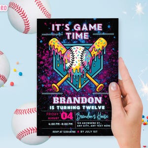 Pode incluir: Convite de anivers&aacute;rio com tema de beisebol com o texto "IT'S GAME TIME" e "BRANDON IS TURNING TWELVE". O design apresenta uma bola de beisebol e bast&otilde;es cruzados com cobertura colorida pingando. O convite &eacute; segurado por uma m&atilde;o, com bolas de beisebol ao fundo.