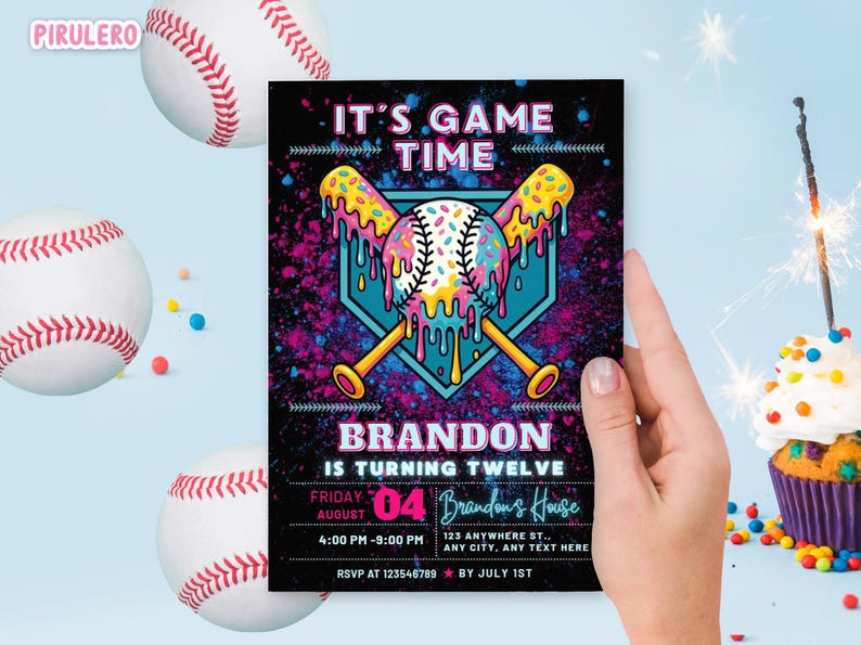 Pode incluir: Convite de anivers&aacute;rio com tema de beisebol com o texto "IT'S GAME TIME" e "BRANDON IS TURNING TWELVE". O design apresenta uma bola de beisebol e bast&otilde;es cruzados com cobertura colorida pingando. O convite &eacute; segurado por uma m&atilde;o, com bolas de beisebol ao fundo.