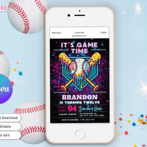 Pode incluir: Um smartphone exibe um convite de anivers&aacute;rio com tema de beisebol com o texto "IT'S GAME TIME" e "BRANDON IS TURNING TWELVE". O design apresenta uma bola de beisebol e bast&otilde;es cruzados com detalhes coloridos. Decora&ccedil;&otilde;es de beisebol e cupcake cercam o telefone.