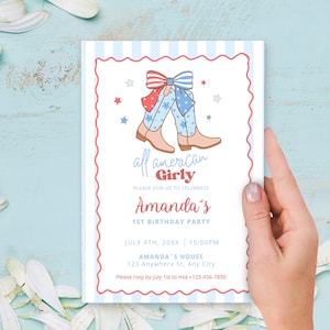Puede incluir: Tarjeta de invitaci&oacute;n de cumplea&ntilde;os con borde rojo y azul. Presenta una ilustraci&oacute;n de botas de vaquero y un lazo rojo, blanco y azul. El texto dice "all american Girly" e invita a la fiesta de cumplea&ntilde;os de Amanda.