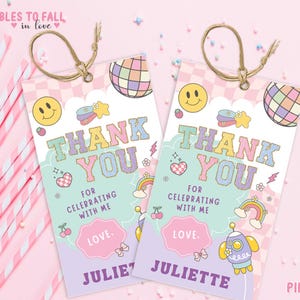 Etiqueta de regalo de agradecimiento con letras de Preppy Patch, etiquetas de recuerdo de fiesta de Varsity Patch, etiqueta de agradecimiento de cumpleaños con cara sonriente, etiqueta de fiesta retro Groovy Girl editable