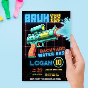Może przedstawiać: Czarna karta zaproszenia z neonową grafiką pistoletu na wodę, tekstem "BRUH YOU IN?" i "BACKYARD WATER BAS". Karta zawiera r&oacute;wnież szczeg&oacute;ły wydarzenia na 10. urodziny Logana.