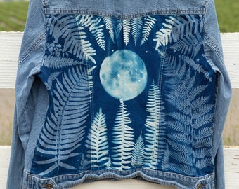 Chaqueta vaquera de cianotipo mediano con helechos rodeando la luna y las estrellas