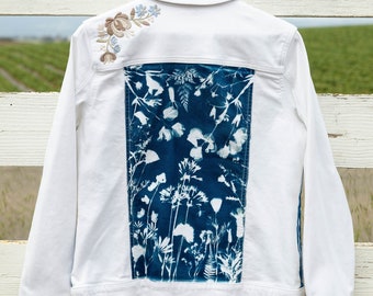 Chaqueta vaquera blanca bordada con cianotipo floral pequeño, única en su tipo y reciclada.