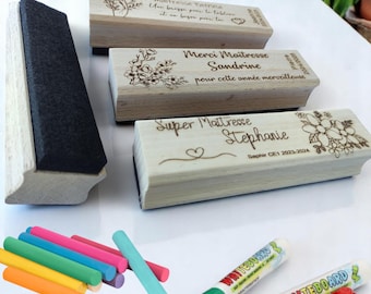 Brosse de tableau en bois personnalisée avec 3 choix de gravure MODELE FLEURS- Pour un souvenir unique , pour maitresse et maitre d'école