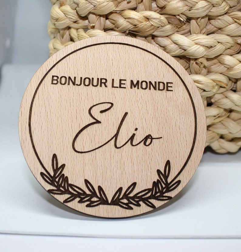 Carte Bienvenue Bébé Gravé rond en Bois de hêtre Personnalisable coeur maman image 2