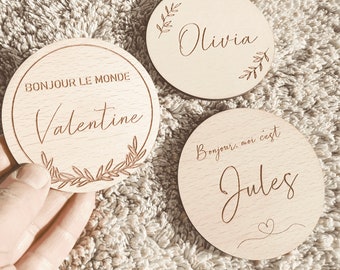 Carte Bienvenue Bébé Gravé rond en Bois de hêtre Personnalisable coeur maman