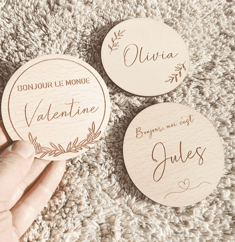Carte Bienvenue Bébé Gravé rond en Bois de hêtre Personnalisable coeur maman image 1