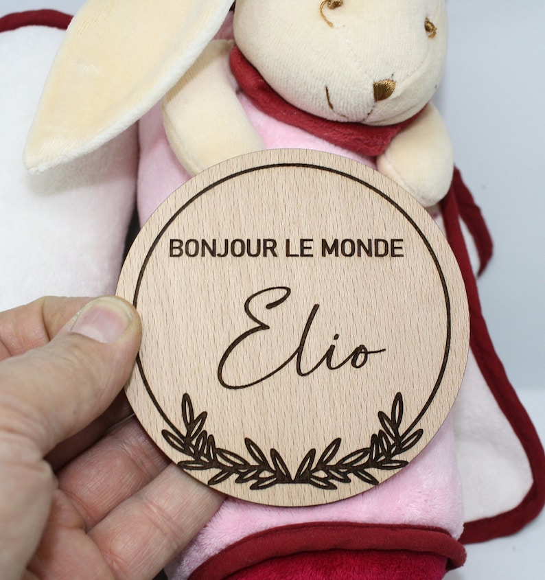 Carte Bienvenue Bébé Gravé rond en Bois de hêtre Personnalisable coeur maman image 4