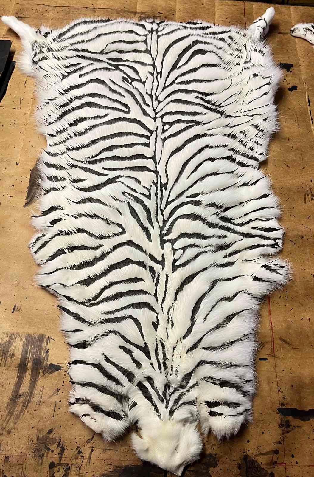 染められたジャガーフォックスの毛皮の色は非常にユニーク、ブルー