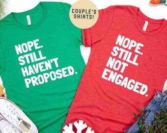 Camisa de parejas de Navidad, No, todavía no estoy comprometido, todavía no he propuesto, camisa de Navidad a juego, camisa de vacaciones de parejas, fiesta de suéter feo