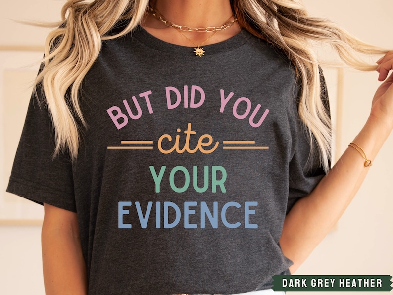 Op de afbeelding: Donkergrijs heather t-shirt met de tekst "But did you cite your evidence" in kleurrijke letters.