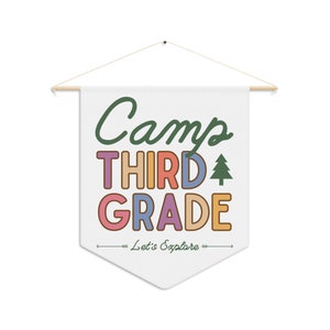 Tapiz de aula, colgador de puerta de maestro, letrero de puerta de maestro, pancarta de aula temática de campamento, decoración de carteles de aula, campamento de tercer grado