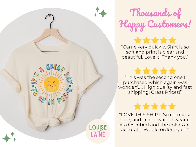 Peut inclure: Un t-shirt &agrave; manches courtes de couleur cr&egrave;me avec un motif de soleil jaune souriant entour&eacute; du texte It's a Great Day to be in Pre-K en lettres bleues, roses et orange. Le t-shirt est pr&eacute;sent&eacute; sur un cintre en bois sur un fond clair.
