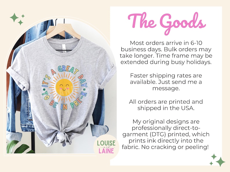 Peut inclure: Un t-shirt gris chin&eacute; &agrave; manches courtes avec un motif de soleil jaune souriant entour&eacute; de rayons. Le texte entourant le soleil indique, IT'S A GREAT DAY TO BE IN PRE-K, en lettres bleues et vertes. Le t-shirt est sur un cintre en bois.