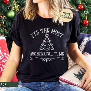 Puede incluir: Camiseta negra con un dise&ntilde;o de &aacute;rbol de Navidad blanco y el texto "Es la &eacute;poca m&aacute;s maravillosa".