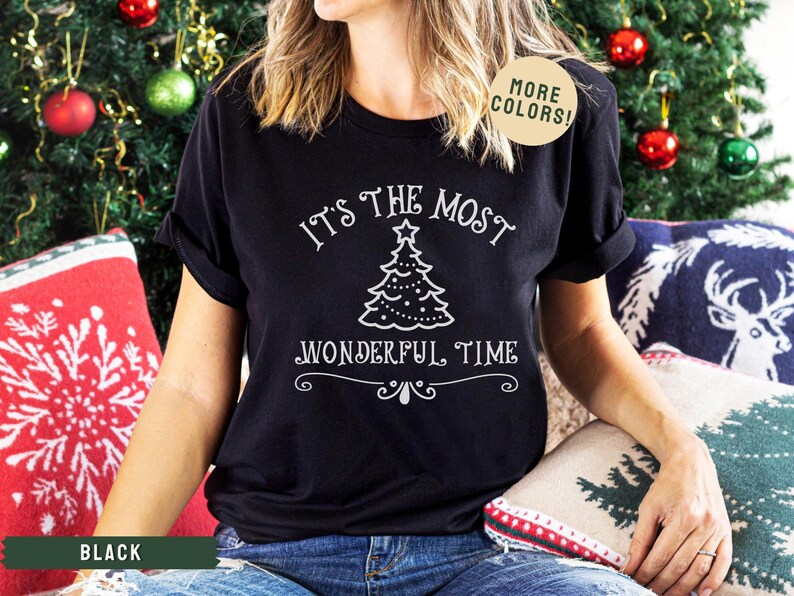 Puede incluir: Camiseta negra con un dise&ntilde;o de &aacute;rbol de Navidad blanco y el texto "Es la &eacute;poca m&aacute;s maravillosa".
