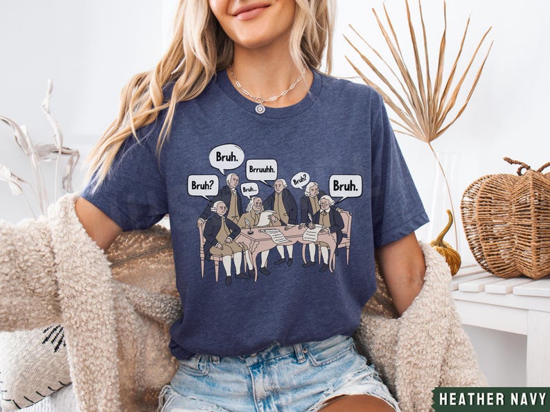 Peut inclure: Un t-shirt bleu marine avec un graphique de p&egrave;res fondateurs assis autour d'une table avec des bulles de dialogue qui disent "Bruh."  "Bruh?"  "Bruh."  "Brrruuhh."  "Bruh."