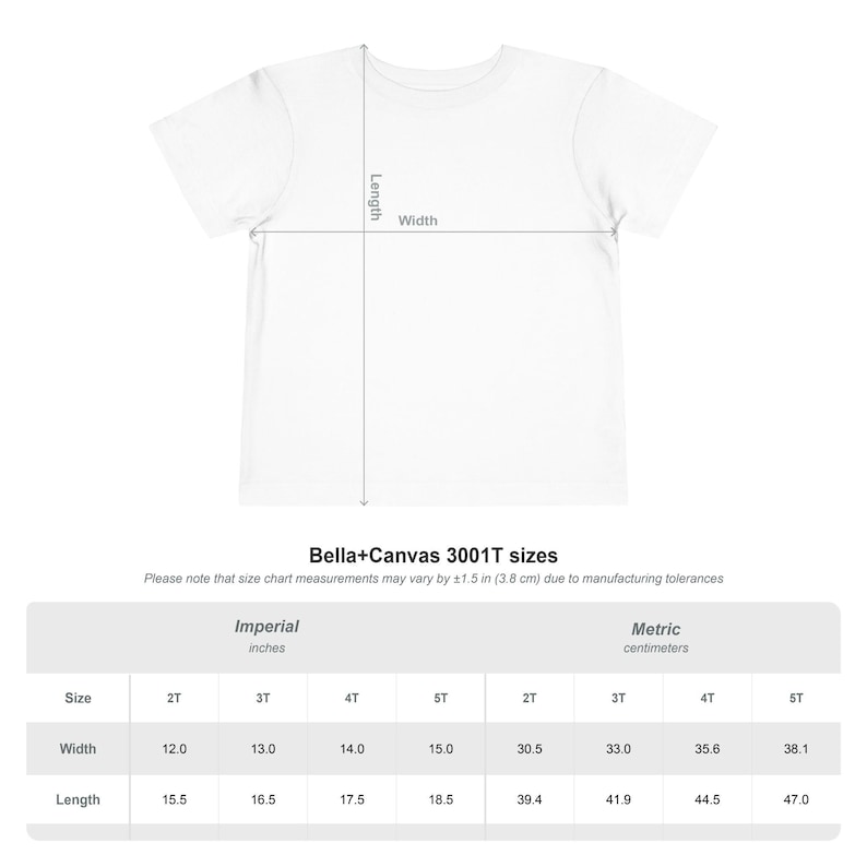 Peut inclure: Un t-shirt blanc avec un diagramme indiquant les mesures de longueur et de largeur. Sous le t-shirt se trouve un tableau des tailles Bella+Canvas 3001T avec les tailles 2T, 3T, 4T et 5T, indiquant la largeur et la longueur en cm.