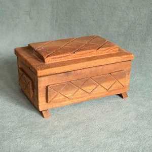 Vintage houten kist, doos met ritueel offer, gebeeldhouwde altaardoos, hekserijbenodigdheden, cadeau voor heksen, heidens decor, spirituele opslag