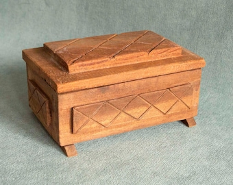 Caja de madera tallada vintage: baúl ritual para altar, caja de ofrendas de madera antigua, decoración pagana y espiritual, regalo para brujas.