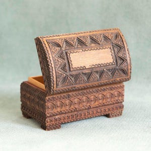 Vintage houten kist, gebeeldhouwde altaardoos met poten, geschenkdoos hekserijritueel, heidense Wicca-opslag, heksencadeau, spirituele aandenkenkist